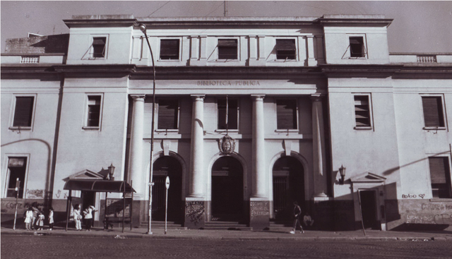 Foto antigua, frente del edificio de la Bilbioteca Publica. Foto antigua, frente del edificio de la Bilbioteca Publica.