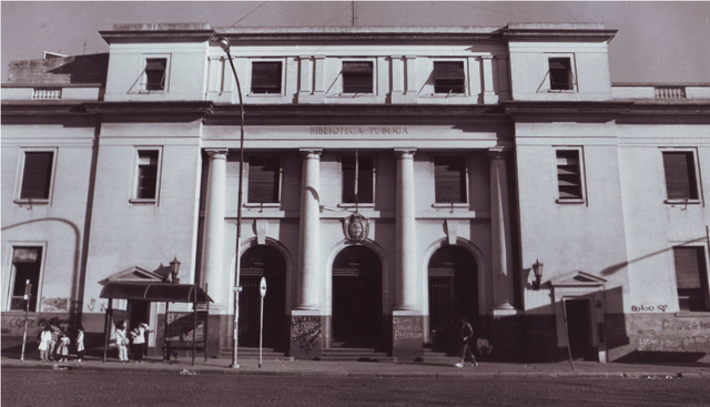 Foto antigua, frente del edificio de la Bilbioteca Publica.