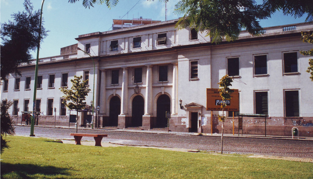 Foto antigua, frente del edificio de la Bilbioteca Publica.
