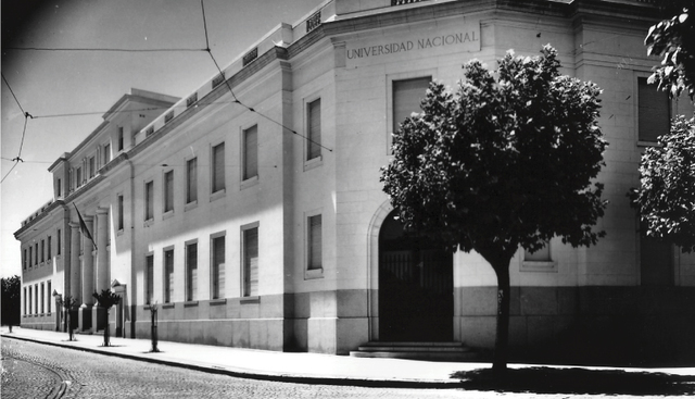 Foto antigua, vista lateral del edificio de la Bilbioteca Publica.